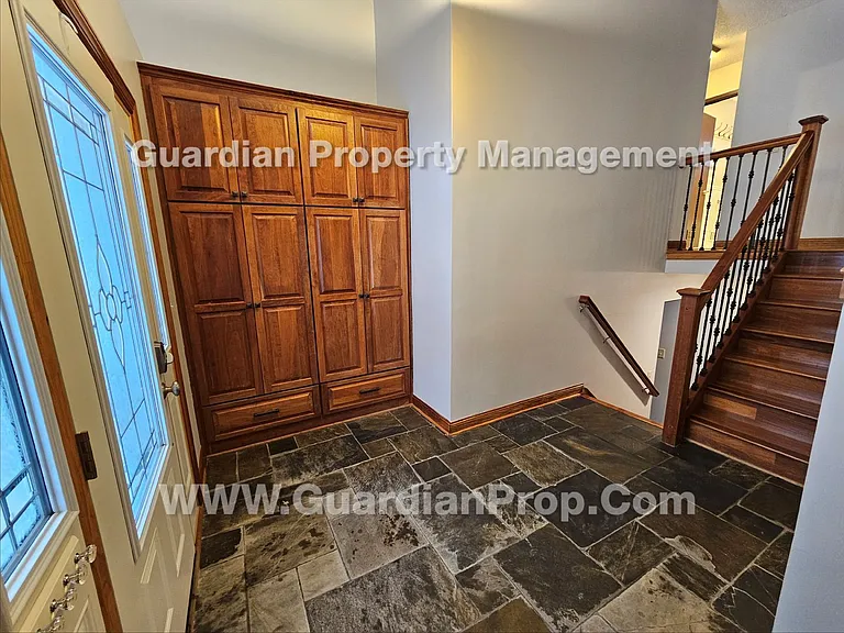 3335 Urbandale Ln N — Photo 2