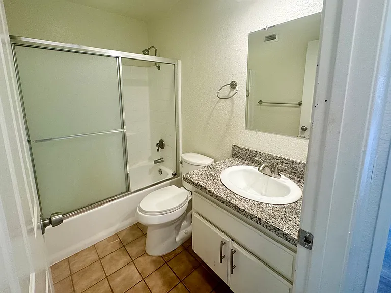 Laurel Apartments — Photo 7