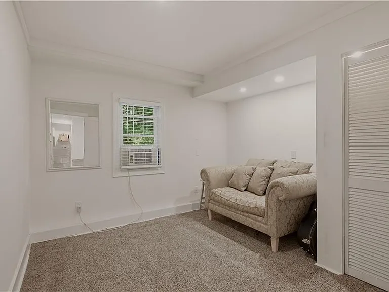 554 E Main Rd — Photo 20
