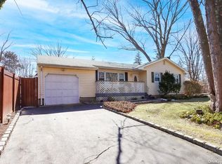 1406 Townline Rd, Nesconset, NY 11767