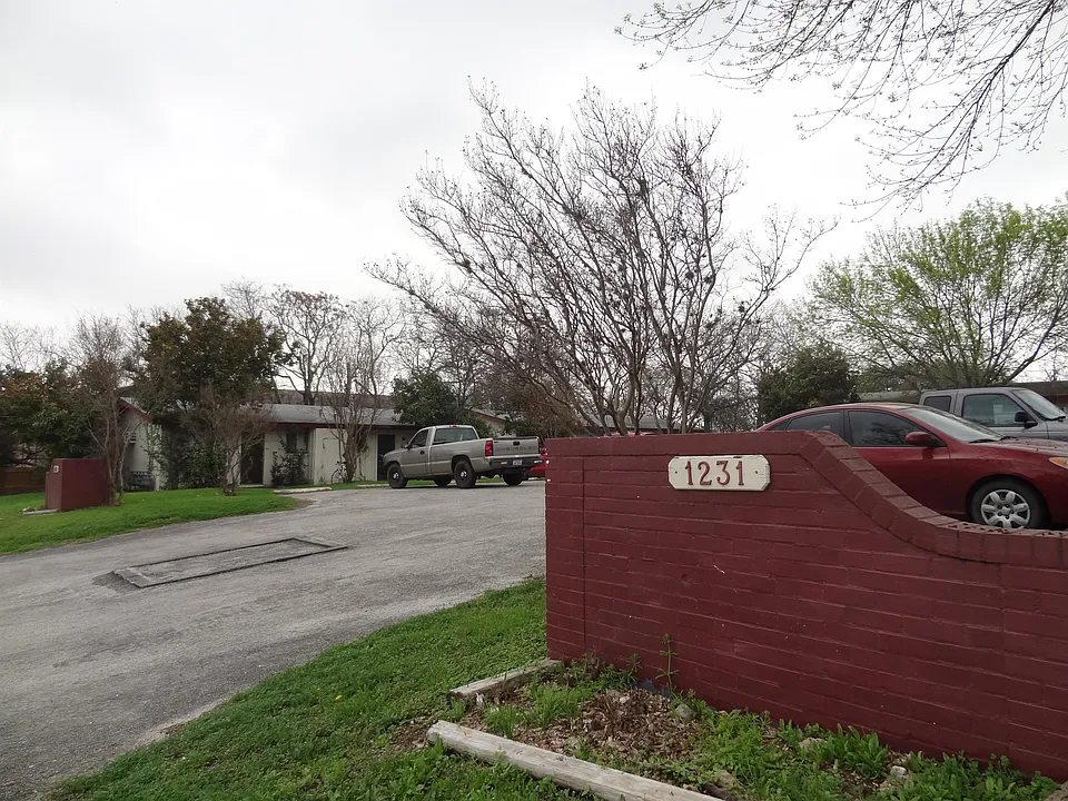 1231 N Lbj Dr #3