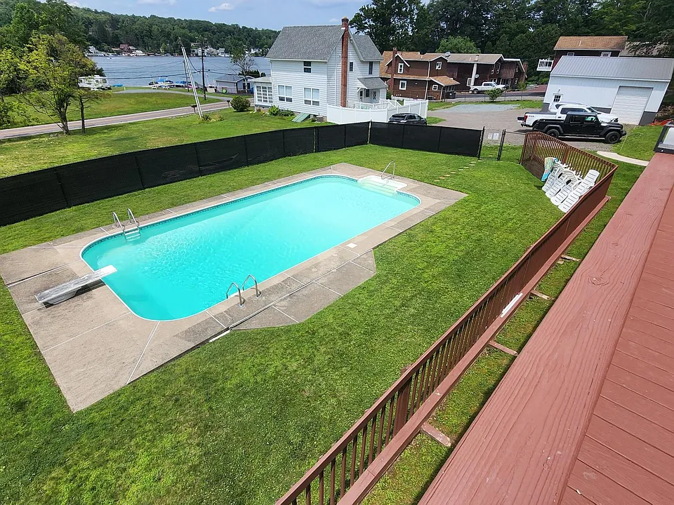 2247 Lakeside Dr