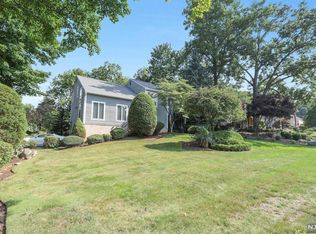 8 Stone Hollow Rd, Montvale, NJ 07645