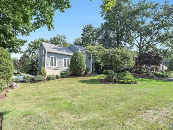 8 Stone Hollow Rd, Montvale, NJ 07645