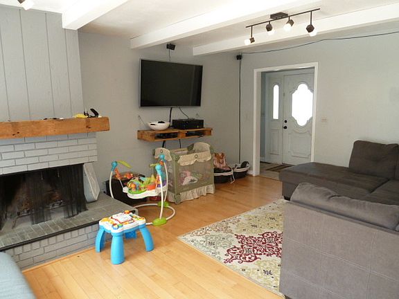 4th image of 303 W Morse Ave
