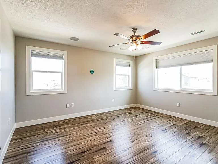 1611 W Parkview Dr — Photo 8