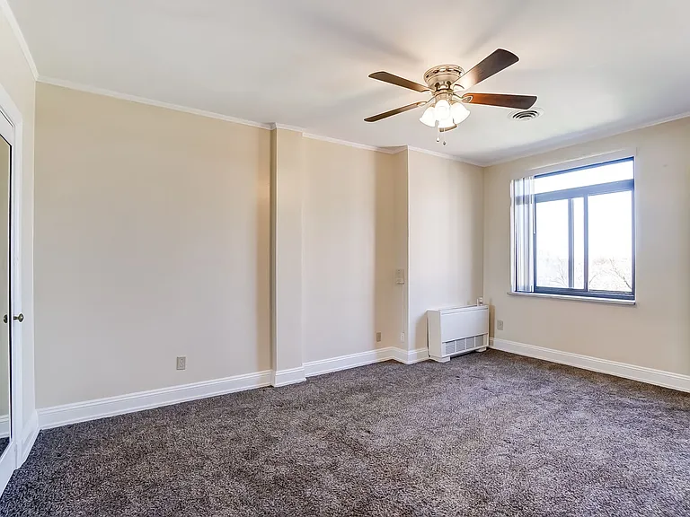 610-ROYAL YORK APARTMENTS, LLC — Photo 8