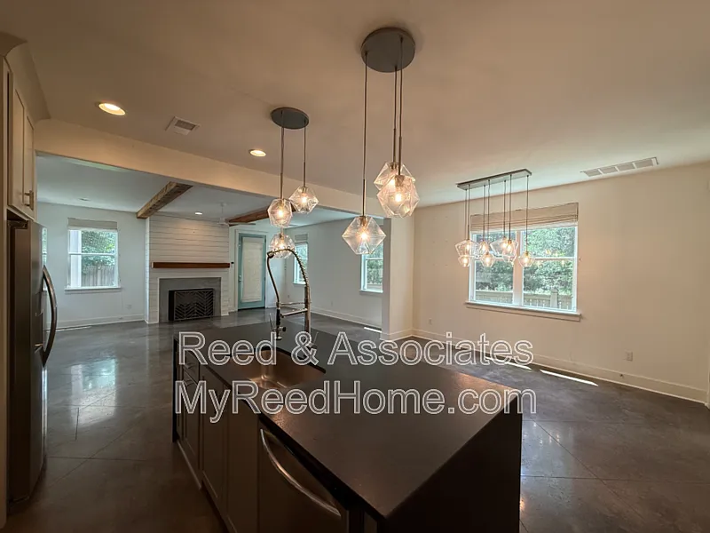 3 bed, 2.5 bath, 2303 sqft, $2,495 — Photo 3