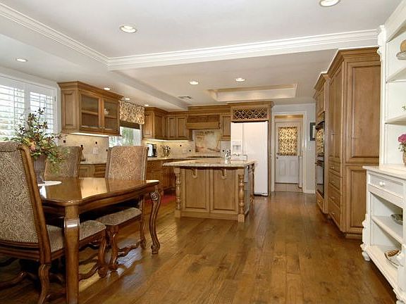 Dining Area to Kitchen
