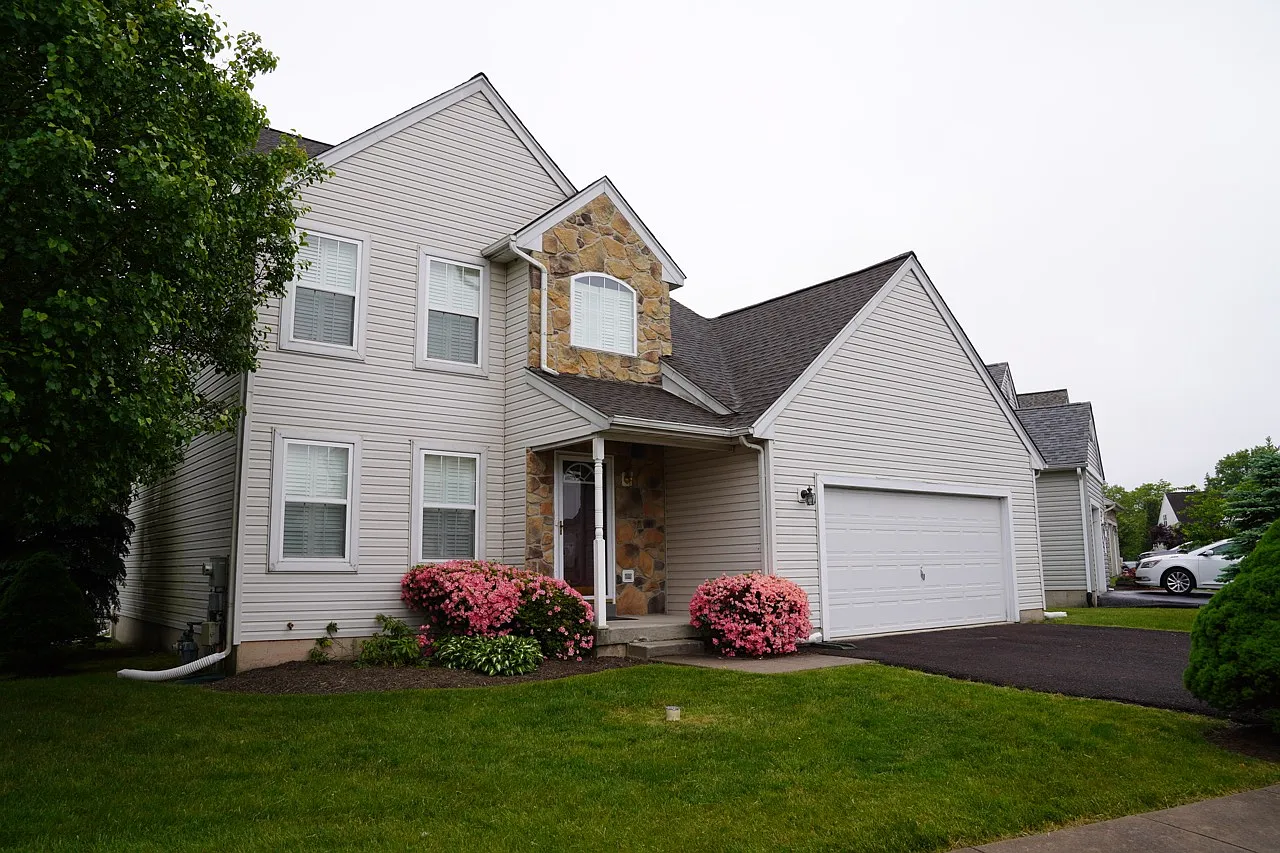 3 bed, 2.5 bath, 1802 sqft, $3,100 — Photo 1