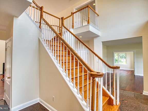 5th image of 7 Christopher Ct