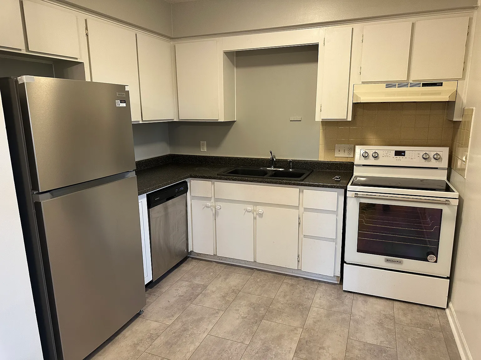 3 bed, 1040 sqft, $1,275 — Photo 1