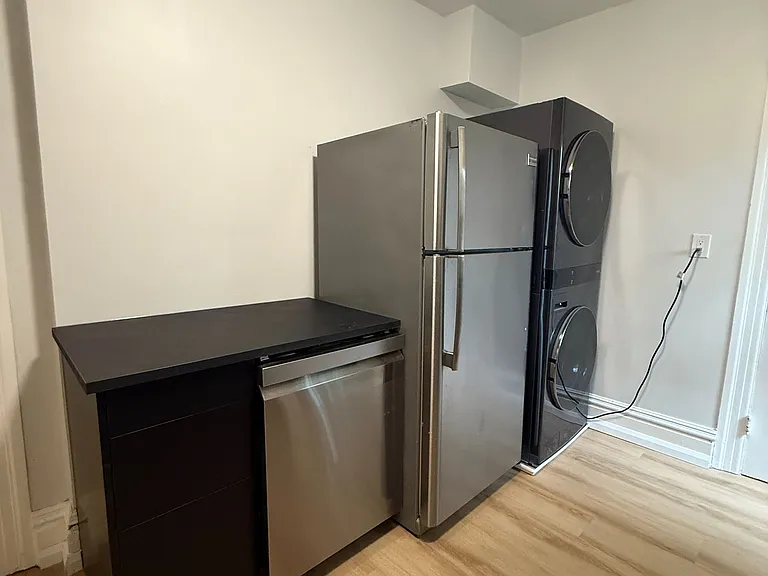 28 Eastbourne Ave #2 — Photo 8