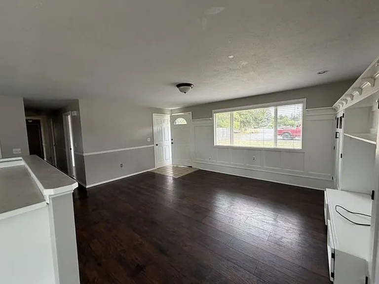 100 W Robert Pl — Photo 3