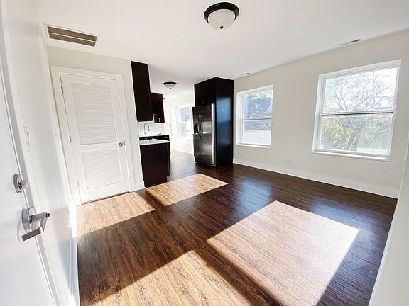3rd image of 2959 N Hamlin Ave #3A