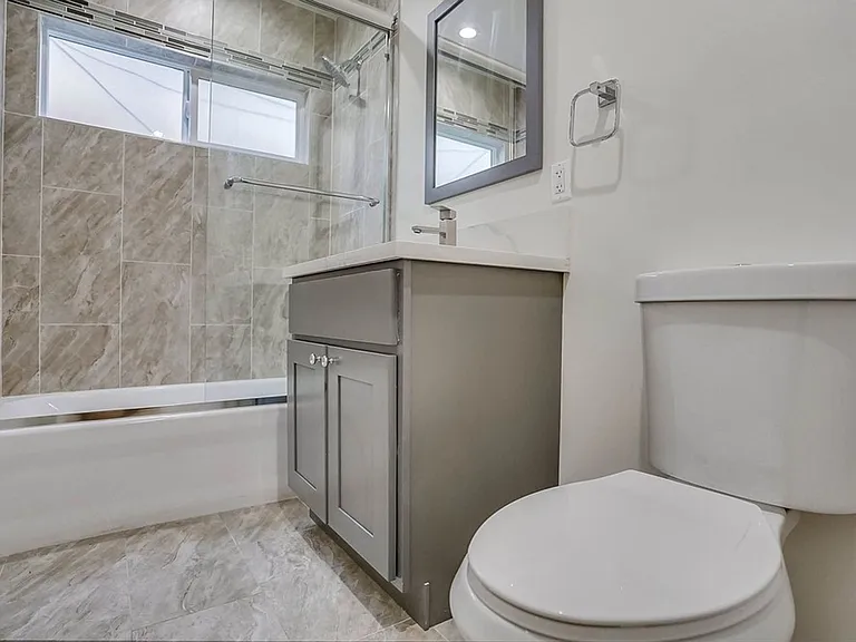 Retro Style Apartment Building with Pool and Gym - Secure, Modern and Lease-Ready! — Photo 21