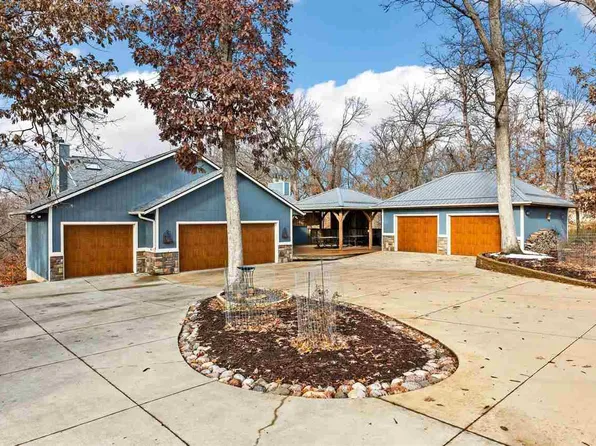 2554 Indian Hill Rd, Cedar Rapids, IA 52403