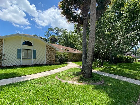 5th image of 121 Sweetwater Oaks Ln