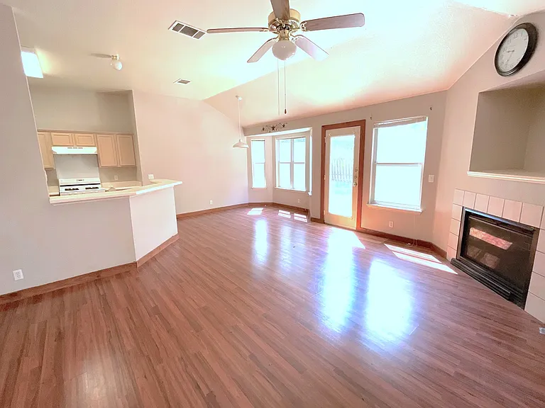 218 Sunshadow Dr — Photo 3