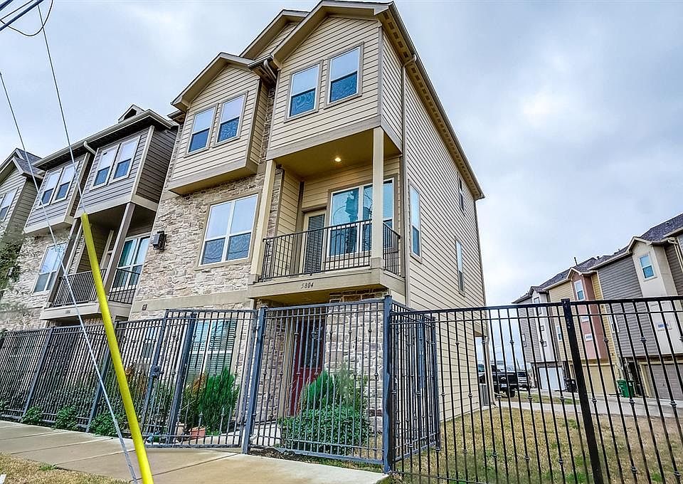 Built in 2015 this three story home is located in the Ritz at West McGregor Estates.