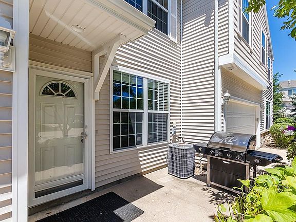 3rd image of 1006 NE Hyacinth Ln
