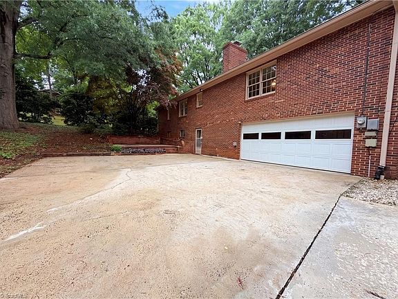 5th image of 3010 Hope Valley Rd