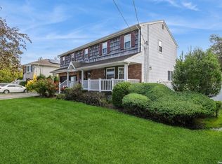 2 Bishop Ct, Bethpage, NY 11714