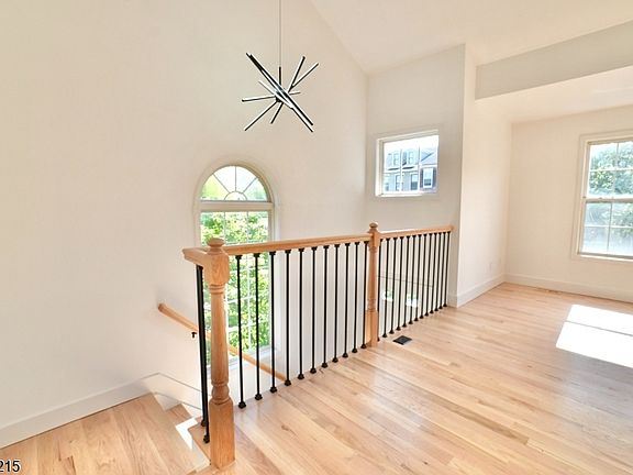 5th image of 330 Winthrop Dr