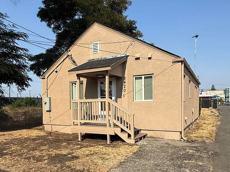 8420 1/2 S Tacoma Way — Photo 1