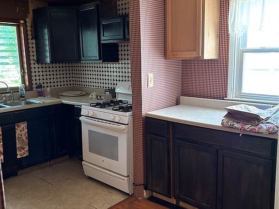 5th image of 206 Hastings Pl