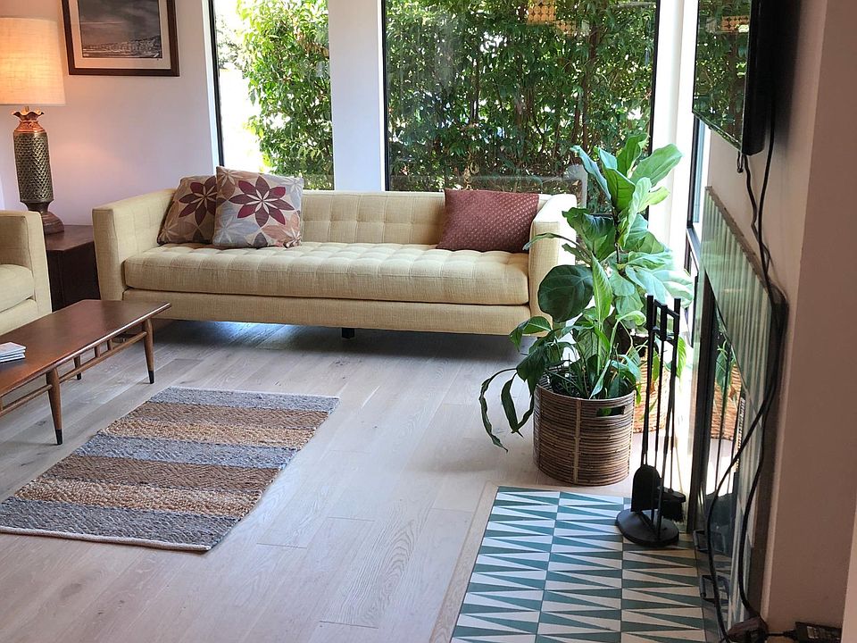 Living Room with fireplace