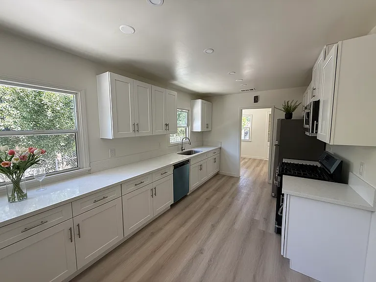7725 Owensmouth Ave — Photo 9