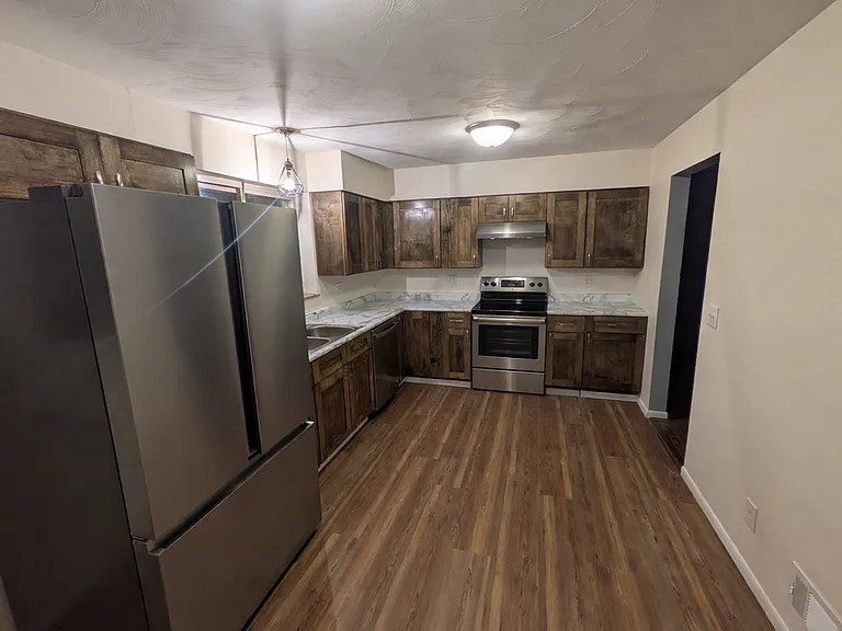 7525 Esther Dr — Photo 3