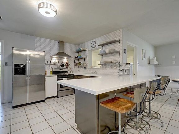 3rd image of 807 Whitehead St