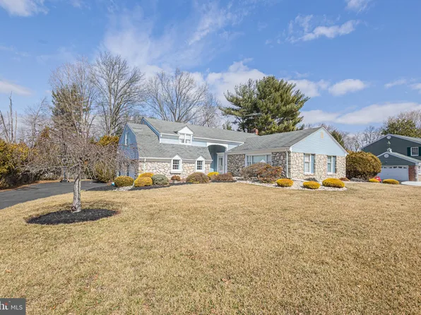 16 Brookside Dr, Holland, PA 18966