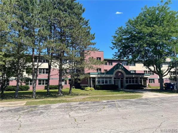 5835 Unicorn Dr, Sanborn, NY 14132