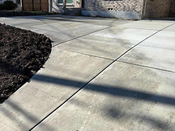 2nd image of 2523 Amelia St