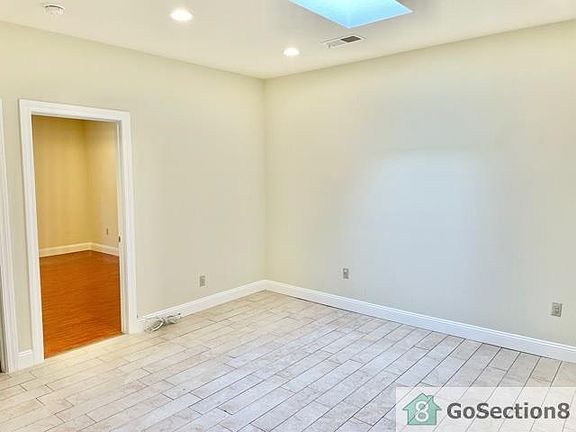 4th image of 8612 Macarthur Blvd