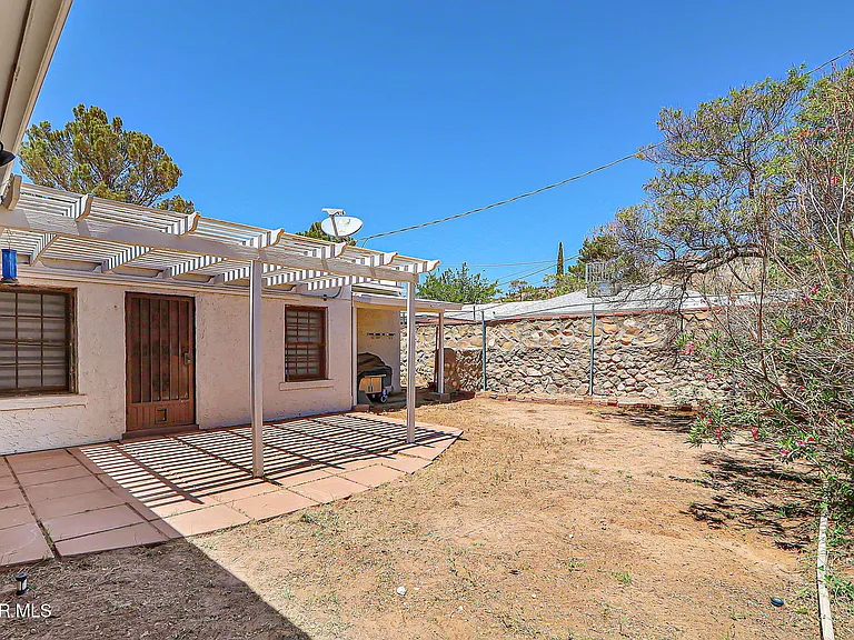 1104 Madeline Dr — Photo 35
