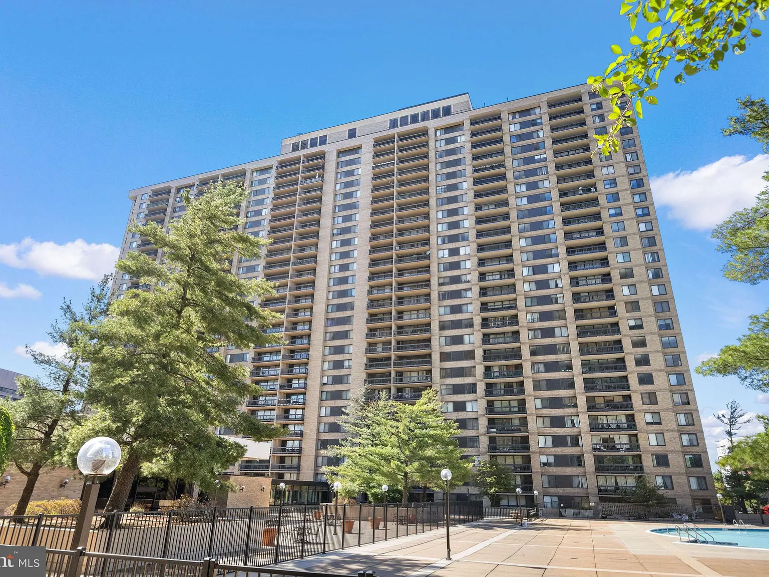 Skyline Plaza North Cond — Photo 2