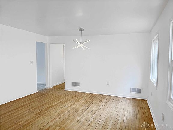 4th image of 450 Rockcliff Cir