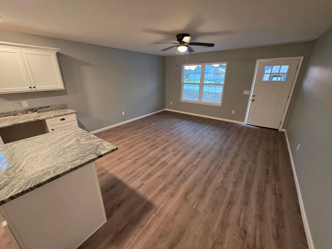 3 bed, 2.0 bath, 1200 sqft, $1,350 — Photo 3