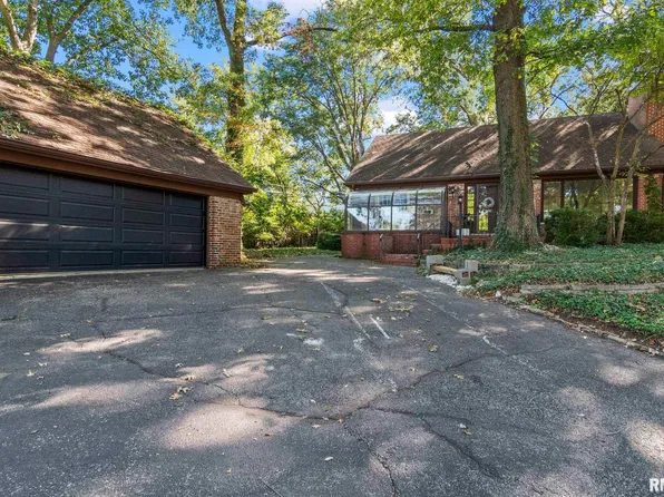 26 Pine Tree Dr, Leland Grove, IL 62704