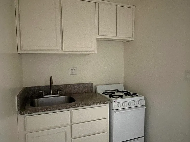 850 N Virginia Ct — Photo 9