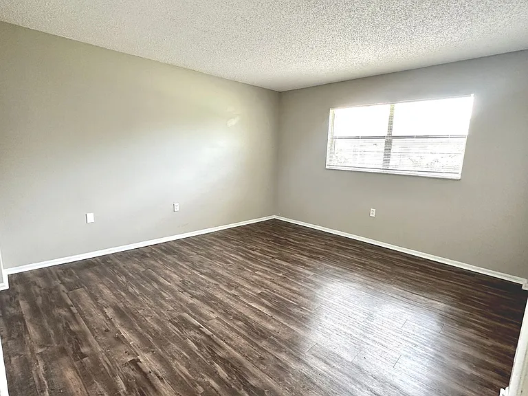 1767 Leo Ln S — Photo 9