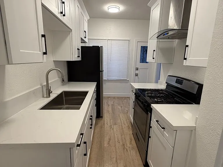 South LA Urban Apartments — Photo 19