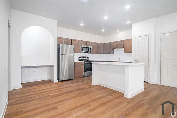 2611 NE Loop 410 — Photo 2