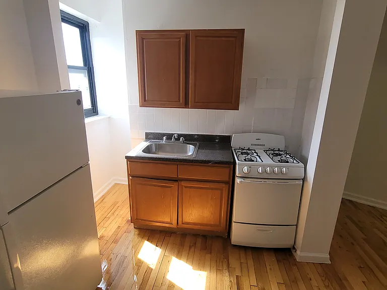 E 149th St — Photo 3
