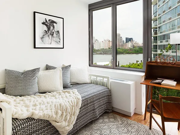 4610 Center Boulevard image 4 of 8