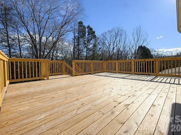 5th image of 1312 Oak Hill Dr